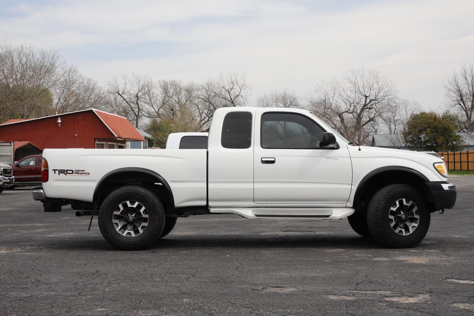 2000 WHITE TOYOTA TACOMA PreRunner Xtracab V6 2WD (4TASN92N1YZ) with an 3.4L V6 DOHC 24V engine, 4-SPEED AUTOMATIC transmission, located at 420 E. Kingsbury St., Seguin, TX, 78155, (830) 401-0495, 29.581060, -97.961647 - Photo#3